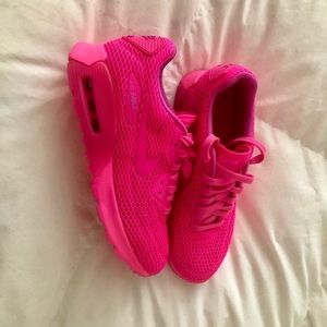 Neon pink nike sneakers 💕